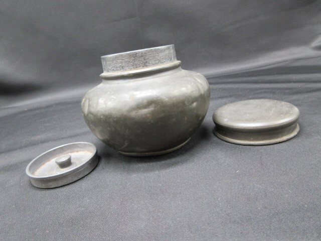 凸凹がありますがいい味の茶心壷です/骨董の買取は福岡玄燈舎