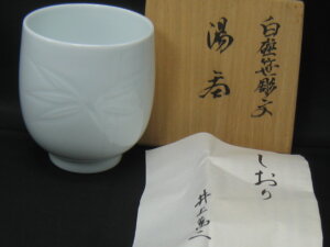 白磁の湯呑です//骨董品買取の福岡玄燈舎