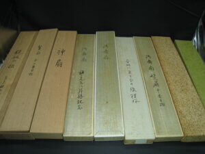 桐箱や紙箱に入っている扇子です/能楽や雅楽に関するものの買取も玄燈舎へ