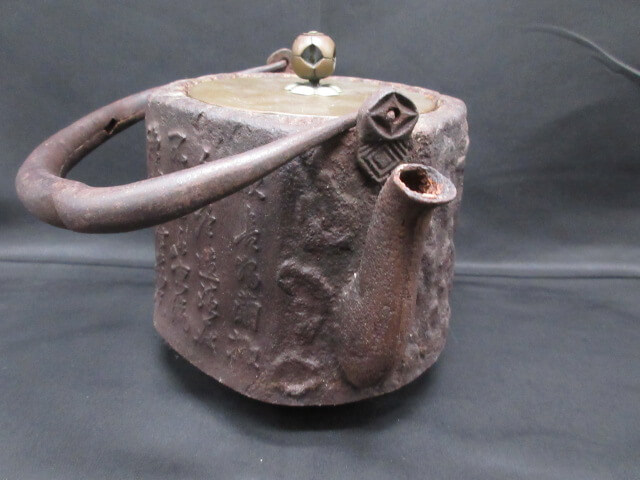 注ぎ口や持ち手も重厚な作りです/骨董品の買取は福岡玄燈舎