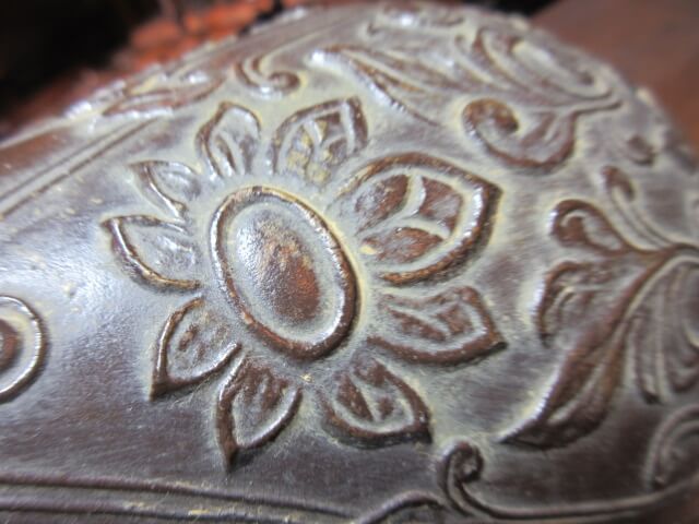 銅の彫刻も立体感があります/福岡での骨董品買取は玄燈舎