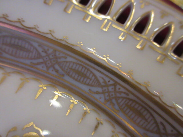 皿の細かいところまでも金彩があります/アンティークの買取は福岡玄燈舎