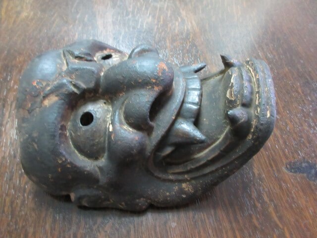 男性的な彫刻で豪快な面です/神楽面の買取は福岡玄燈舎