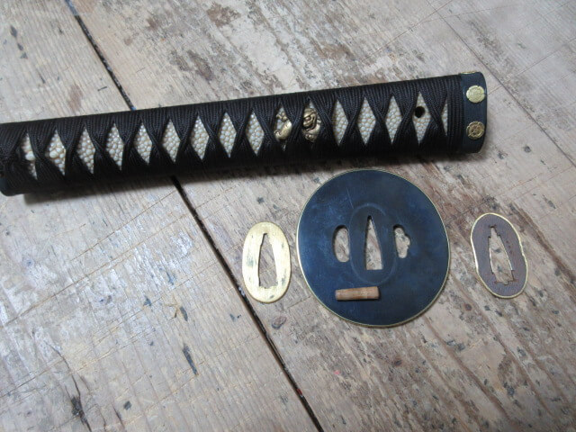 鮫柄や切羽、鍔など揃っています/骨董の買取は福岡玄燈舎