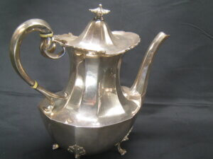 とても上品な銀製のポットです/アンティークの買取は福岡玄燈舎