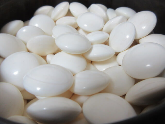 綺麗な碁石です。スワプテ蛤と思われます/骨董品の買取は福岡玄燈舎へ