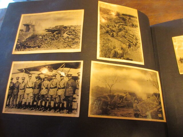 複葉機や戦車の前で写っています/軍装品の買取は福岡玄燈舎