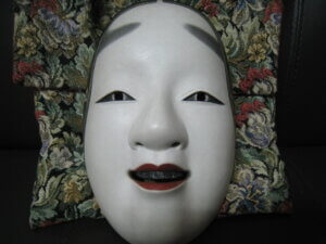 木彫りの女面です/骨董の買取は福岡玄燈舎