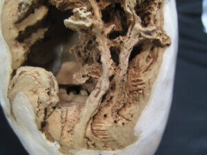 細かい松や寺の造詣が素晴らしい徳利です/骨董の買取は福岡玄燈舎