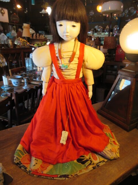 スカートの裾はちりめんでモダンな作品です/アンティークの買取は福岡玄燈舎