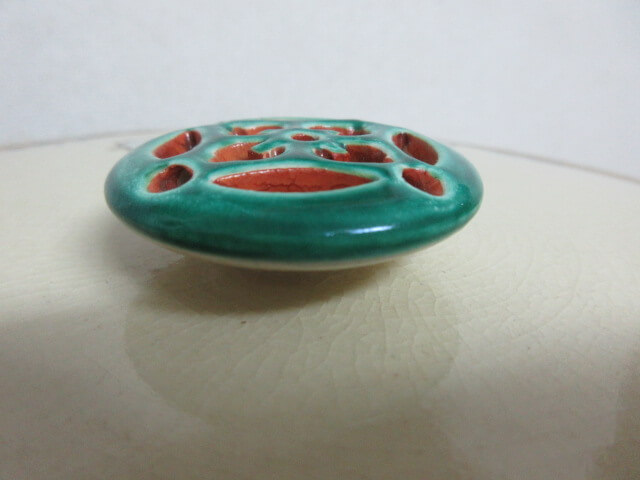 緑の絵付けが織部焼にも通じる明るい色合いです/骨董の買取は福岡玄燈舎