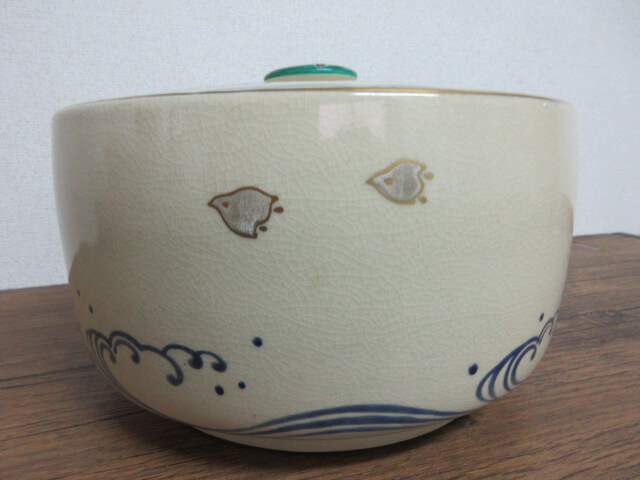 乳白地に藍色と金で彩られた絵付けが美しい作品です/骨董品の買取は福岡玄燈舎