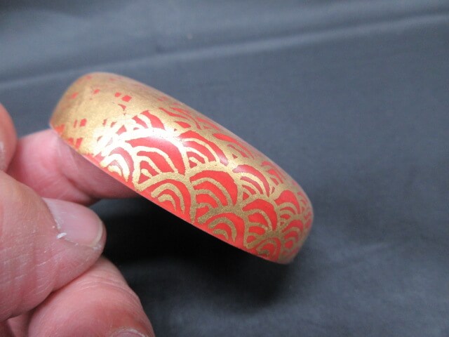 波模様の図柄の金襴手です/香合の買取も福岡玄燈舎