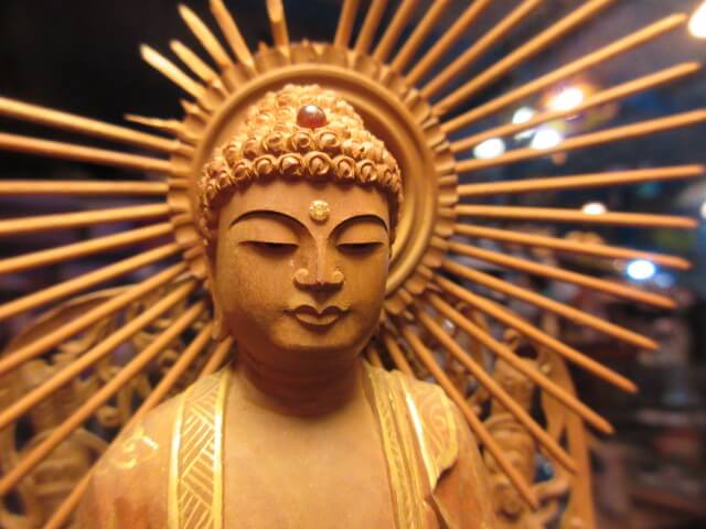 とても細やかな色彩と彫刻の仏像です/骨董品買取は福岡玄燈舎