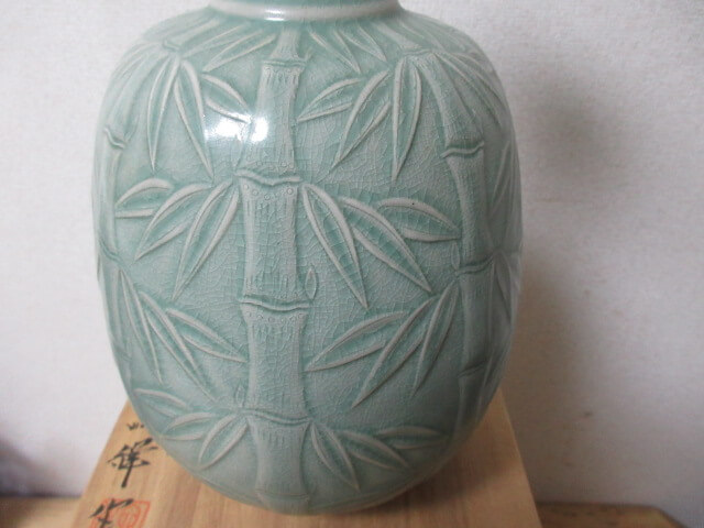 笹紋がとても美しい青磁です/青磁の買取は福岡玄燈舎