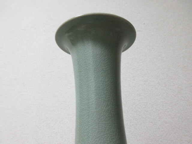 細かい貫入が特徴の青磁です/骨董品の買取は福岡玄燈舎